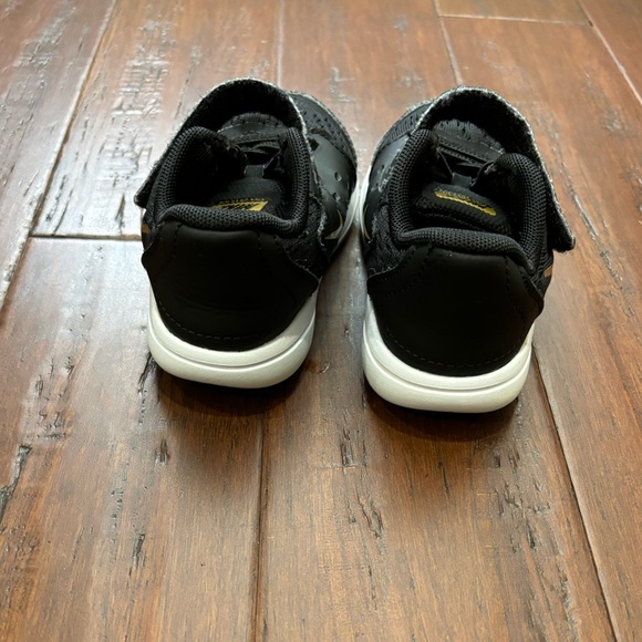 Kid Nike slip on sneakers in good conditon - Picture 2 of 6